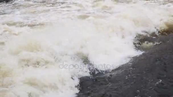 Forte corrente in acqua, un luogo perfetto per il rafting — Video Stock