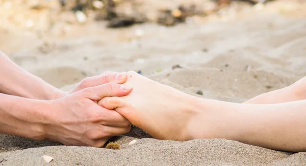Massagem de pé em uma praia em areia — Fotografia de Stock