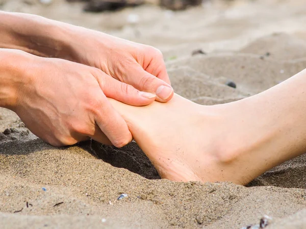 Massagem de pé em uma praia em areia — Fotografia de Stock