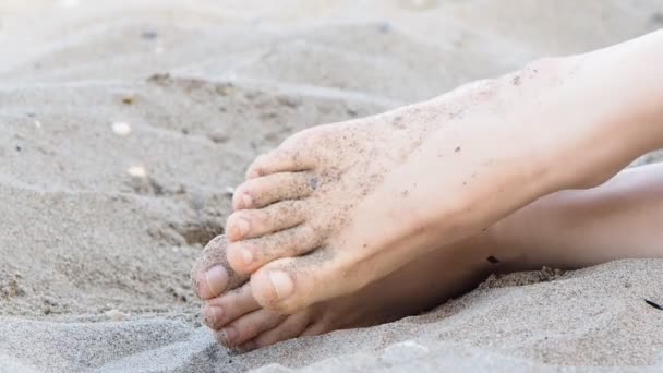 Vrouwelijke voeten borstelen uit droge zand — Stockvideo