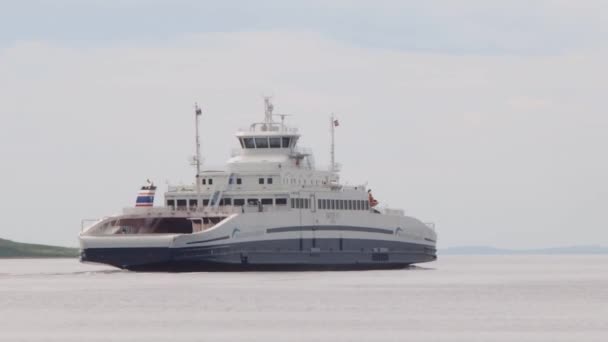 Um navio de passageiros que atravessa o Oslofjord — Vídeo de Stock