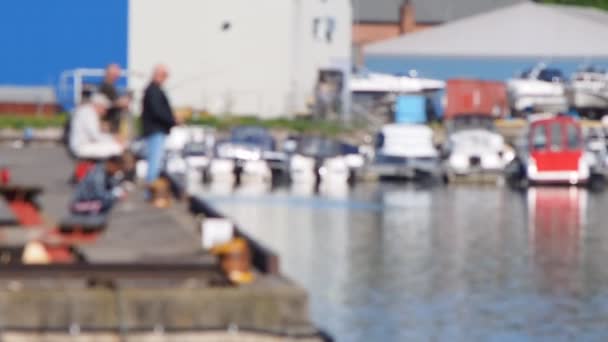 渔民在码头上钓鱼杆 — 图库视频影像