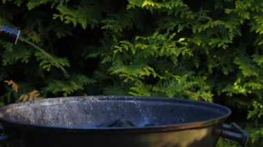 Tanınmayan kişi çakmak gazı ızgara kömür üzerine ekleme