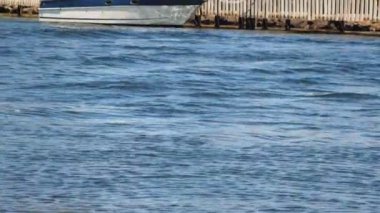 Sahil boyunca mavi kanal aracılığıyla yelken tekne