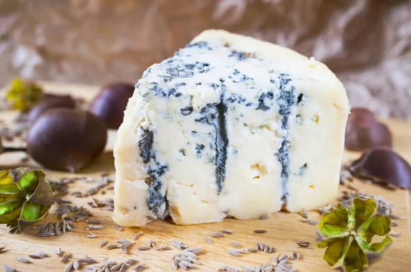Blue cheese on wood board — Stock Photo, Image