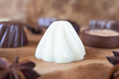 Kahverengi zemin üzerine çikolata şekerleme