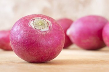 Ahşap doğrama tahtası üzerinde turp