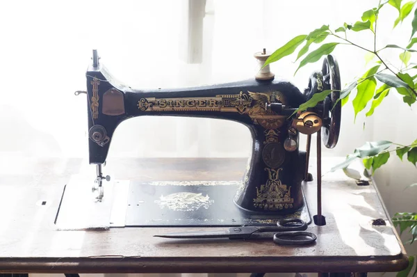 Старовинні швейні машини — стокове фото