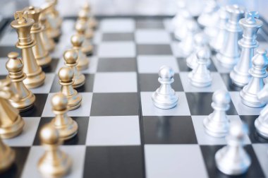 satranç tahtasında satranç taşları