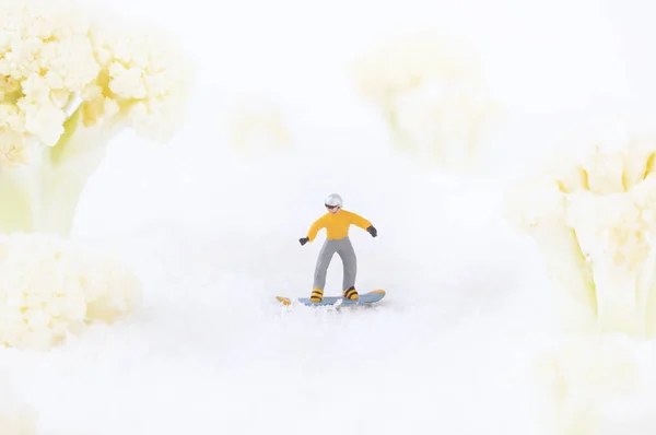 Σκι με χιονοσανίδα παιχνιδιών άνθρωπος — Φωτογραφία Αρχείου