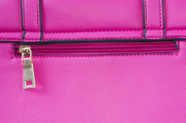 Suni deri dokulu bir fermuar ve