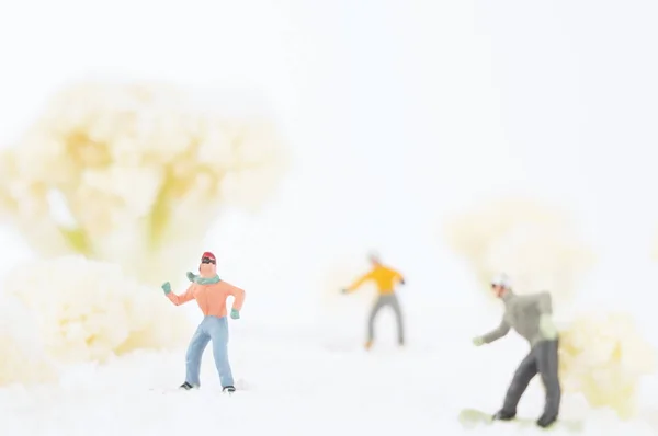Σκι με χιονοσανίδα παιχνιδιών άτομα — Φωτογραφία Αρχείου