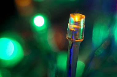 Parlak Noel çelenk ile renkli bir arka plan. Makro vurdu. Seçici odak.