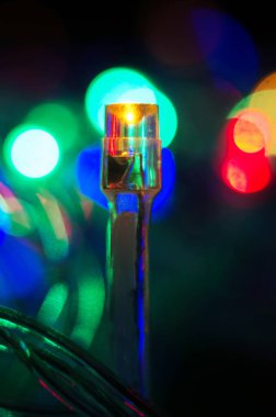 Parlak Noel çelenk ile renkli bir arka plan. Makro vurdu. Seçici odak.