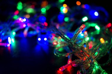 Parlak Noel çelenk ile renkli bir arka plan. Seçici odak.