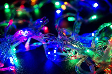 Parlak Noel çelenk ile renkli bir arka plan. Seçici odak.