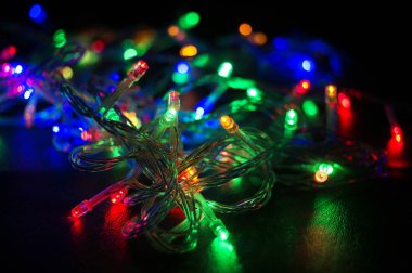 Parlak Noel çelenk ile renkli bir arka plan. Seçici odak.