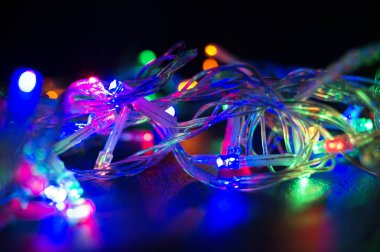 Parlak Noel çelenk ile renkli bir arka plan. Seçici odak.