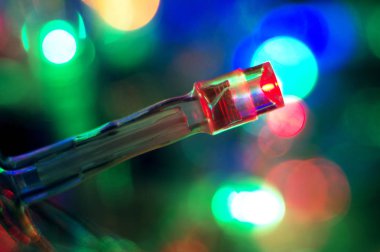 Parlak Noel çelenk ile renkli bir arka plan. Makro vurdu. Seçici odak.