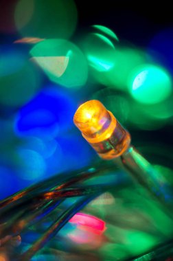 Parlak Noel çelenk ile renkli bir arka plan. Makro vurdu. Seçici odak.