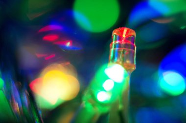 Parlak Noel çelenk ile renkli bir arka plan. Makro vurdu. Seçici odak.