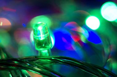 Parlak Noel çelenk ile renkli bir arka plan. Makro vurdu. Seçici odak.