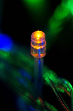 Parlak Noel çelenk ile renkli bir arka plan. Makro vurdu. Seçici odak.