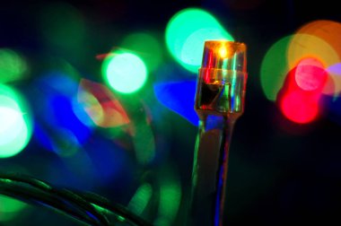 Parlak Noel çelenk ile renkli bir arka plan. Makro vurdu. Seçici odak.