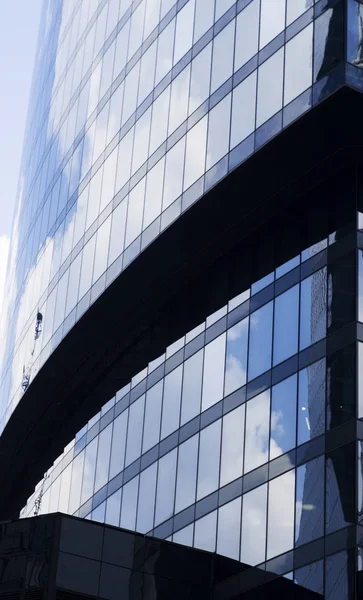 Clouds Sky Buildings Reflecting Windows Skyscraper — Stock Photo, Image