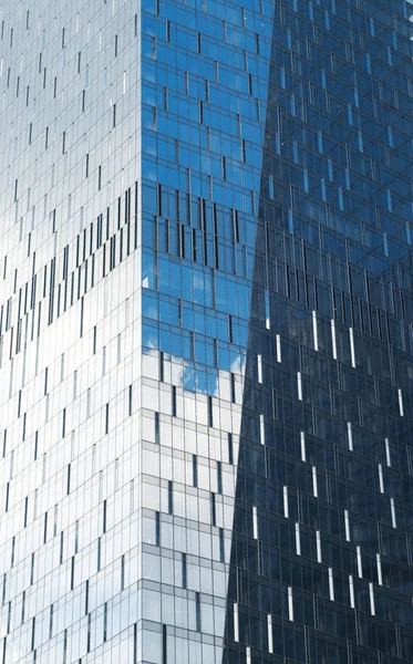 Clouds Sky Buildings Reflecting Windows Skyscraper — Stock Photo, Image