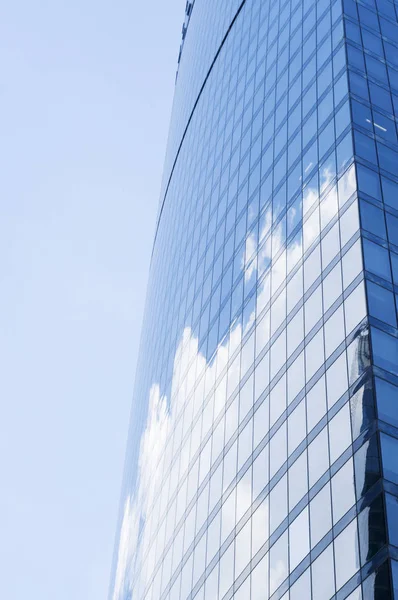 Clouds Sky Buildings Reflecting Windows Skyscraper — Stock Photo, Image