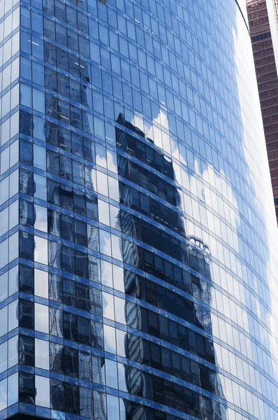 Clouds Sky Buildings Reflecting Windows Skyscraper — Stock Photo, Image