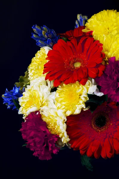 Ein Foto Von Einem Strauß Bunter Blumen Vor Schwarzem Hintergrund — Stockfoto