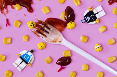 Magnitogorsk, Rusya - 23 Şubat 2018: Lego figürler ile Mısır ve domates sause grubu. Açıklayıcı yazı işleri.