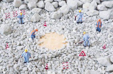 Oyuncak işçiler, bitcoin ve bir yol işaret fotoğrafı. Bitcoin madencilik, blockchain kavramı.