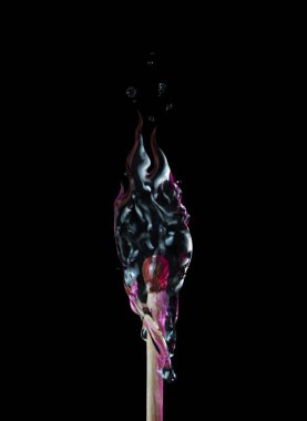 Kibriti su alev ile kavramsal görüntü. Emanet veya dost ateşi kavramı.