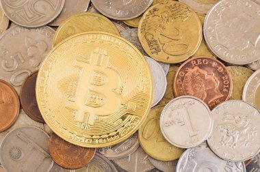 Magnitogorsk, Rusya - 13 Nisan 2018: Bitcoin ve farklı türü eski ve yeni para birçok ülkeden.