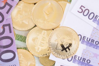 Magnitogorsk, Rusya - 13 Nisan 2018: Fotoğraf farklı türü para birimi: bitcoin, ethereum ve yanlış Euro.