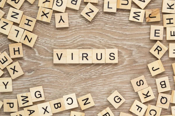 Palabra Virus Deletrea Con Letras Fondo Madera —  Fotos de Stock