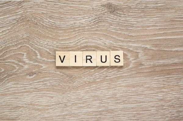 Palabra Virus Deletrea Con Letras Fondo Madera —  Fotos de Stock