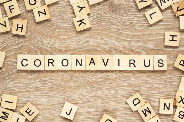Λέξη Coronavirus Γράφεται Πλακάκια Γραμμάτων Στο Ξύλινο Φόντο — Φωτογραφία Αρχείου