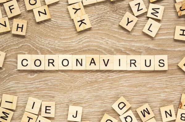 Λέξη Coronavirus Γράφεται Πλακάκια Γραμμάτων Στο Ξύλινο Φόντο — Φωτογραφία Αρχείου