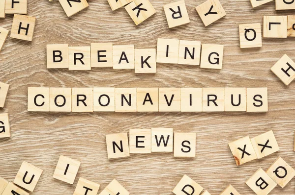 Λέξεις Breaking Coronavirus News Γράφτηκαν Πλακάκια Γραμμάτων Στο Ξύλινο Φόντο — Φωτογραφία Αρχείου