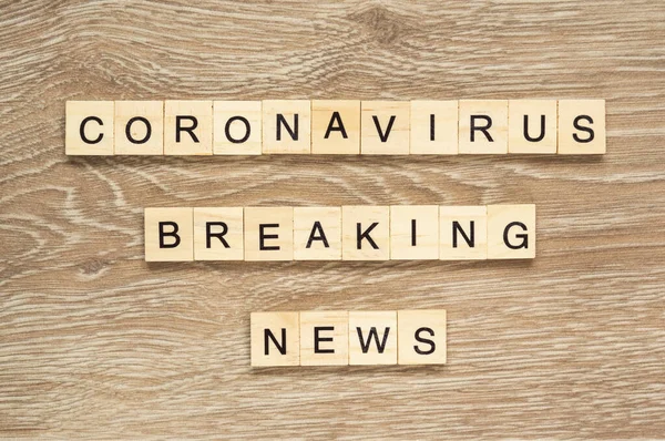 Orden Coronavirus Breaking News Stavas Med Bokstav Kakel Trä Bakgrund — Stockfoto