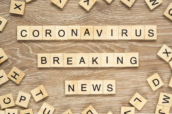 Las Palabras Coronavirus Breaking News Deletreaban Con Letras Fondo Madera —  Fotos de Stock