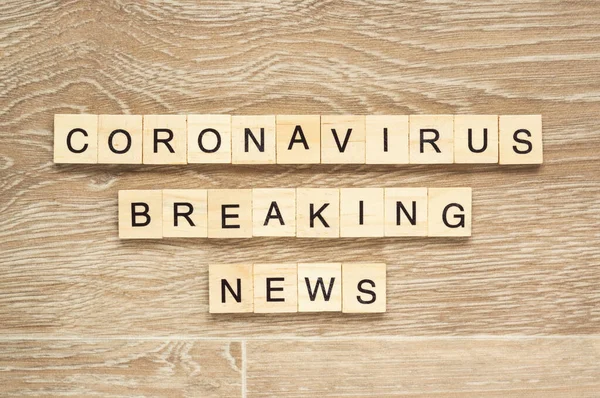 Woorden Coronavirus Breaking News Met Lettertegels Houten Achtergrond Rechtenvrije Stockafbeeldingen