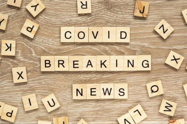 Woorden Covid Breaking News Gespeld Met Letter Tegels Houten Achtergrond Stockfoto