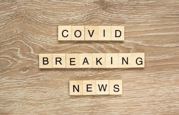 Λέξεις Covid Breaking News Γράφτηκαν Πλακάκια Γραμμάτων Στο Ξύλινο Φόντο Royalty Free Εικόνες Αρχείου