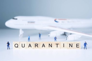 Oyuncak insanlar bir uçağı ve yolcularını izole eder. Karantina konsepti.