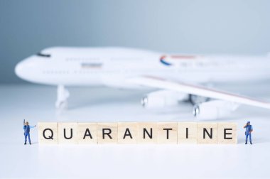 Oyuncak insanlar bir uçağı ve yolcularını izole eder. Karantina konsepti.